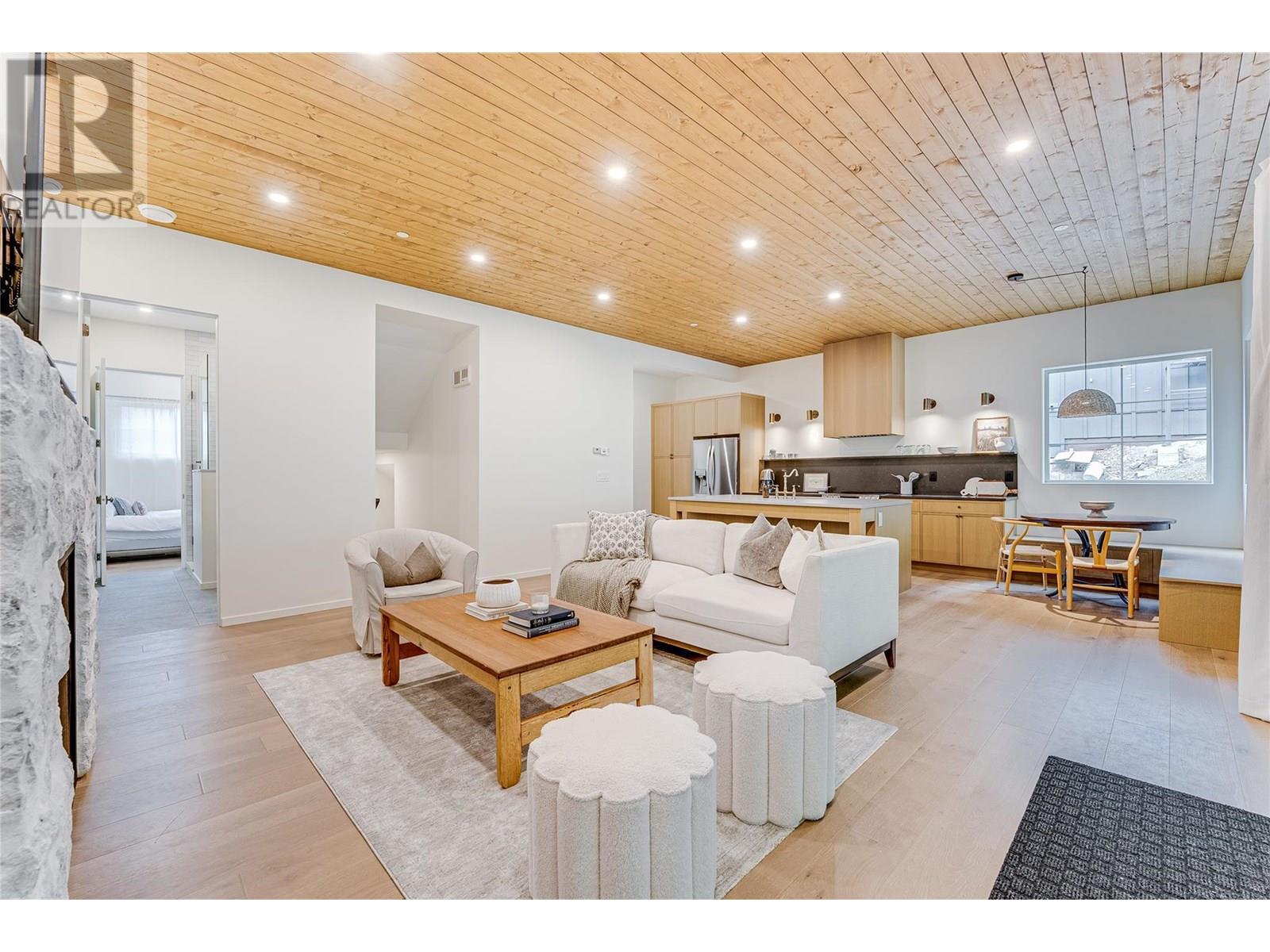 9963 Purcell Drive, Silver Star, BC - Indoor Photo Showing Living Room