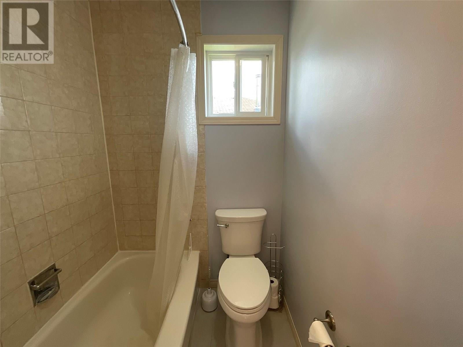 103 Hambrook Lane, Tumbler Ridge, BC - Indoor Photo Showing Bathroom