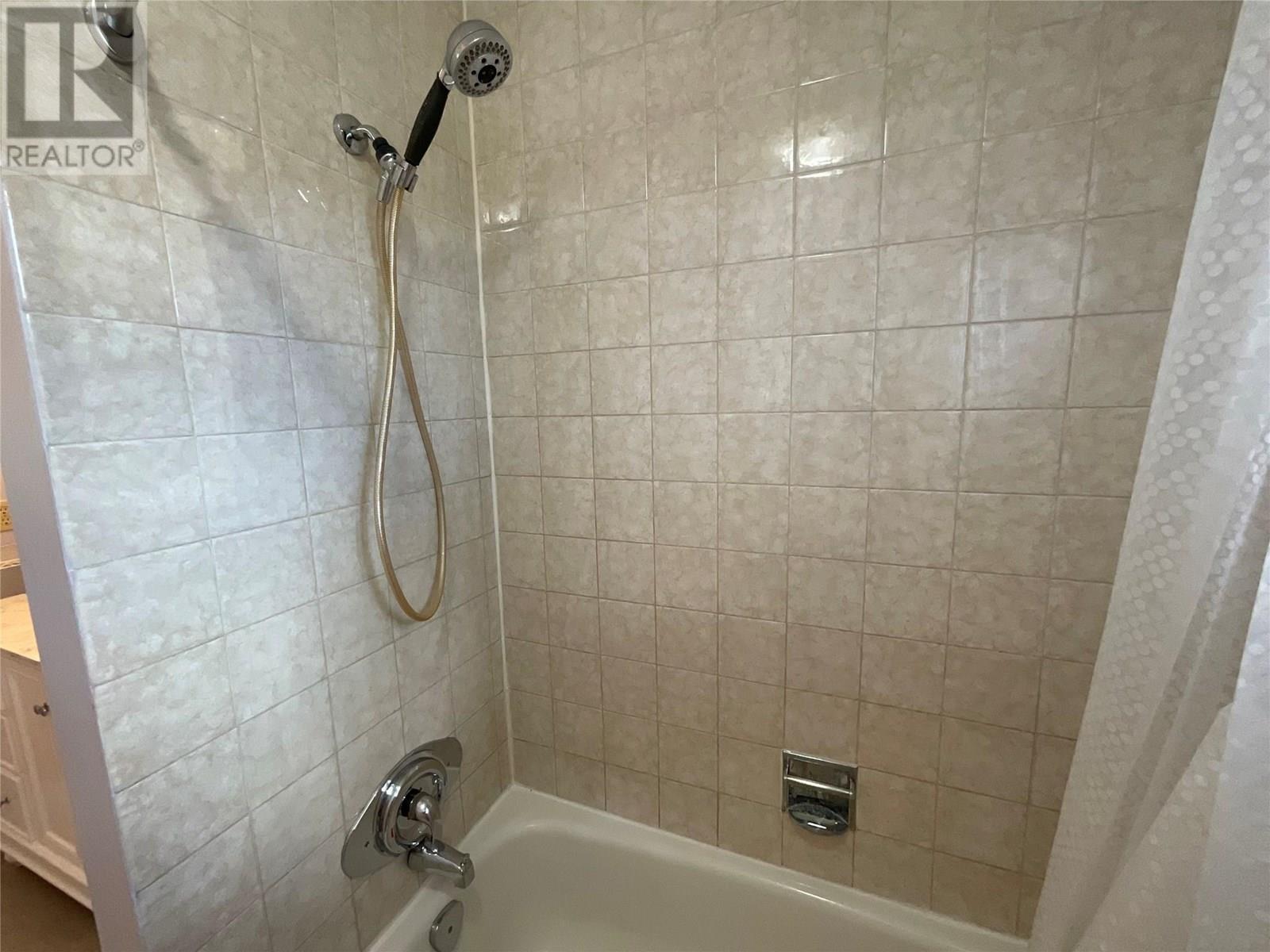 103 Hambrook Lane, Tumbler Ridge, BC - Indoor Photo Showing Bathroom