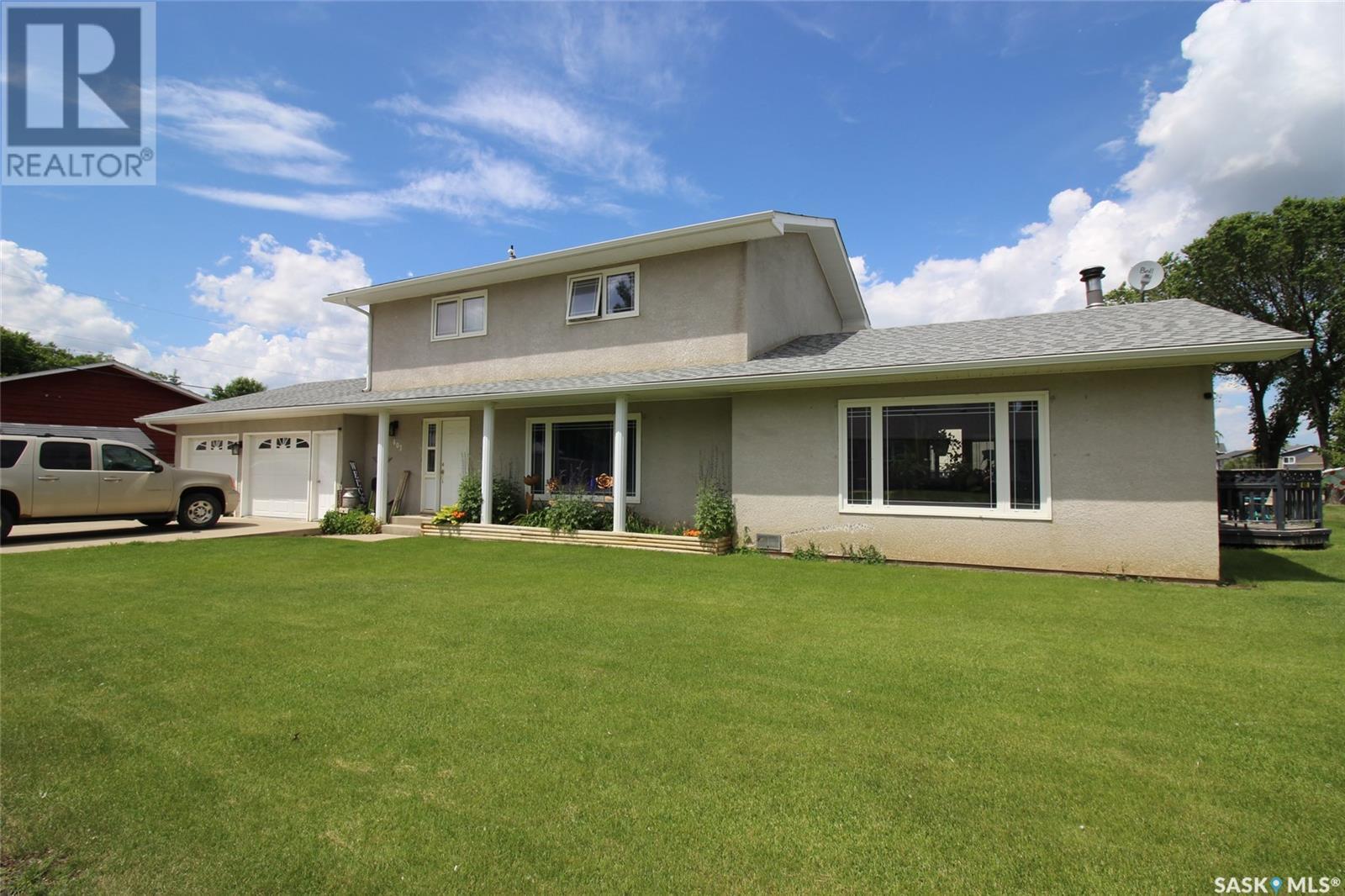 405 4Th Avenue E, Shaunavon, SK - Outdoor With Deck Patio Veranda With Facade
