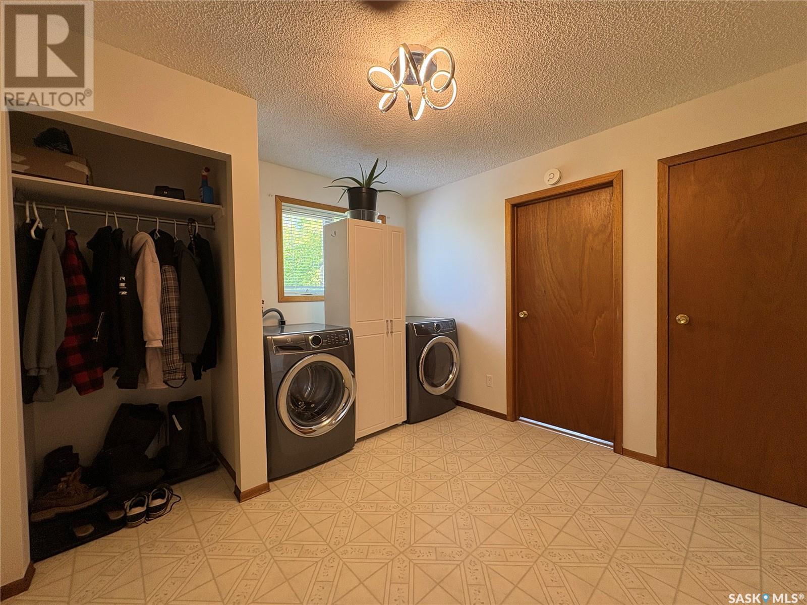 108 Warren Road, Kelliher, SK - Indoor Photo Showing Laundry Room