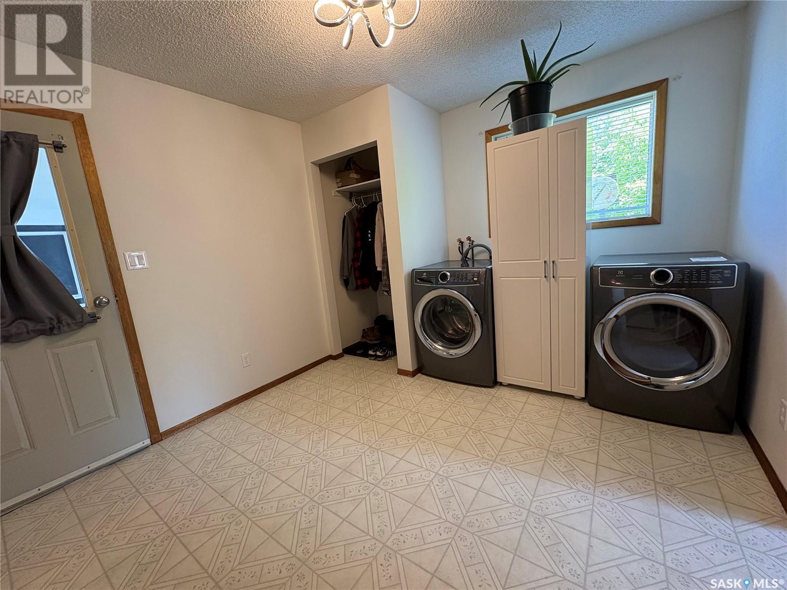 108 Warren Road, Kelliher, SK - Indoor Photo Showing Laundry Room