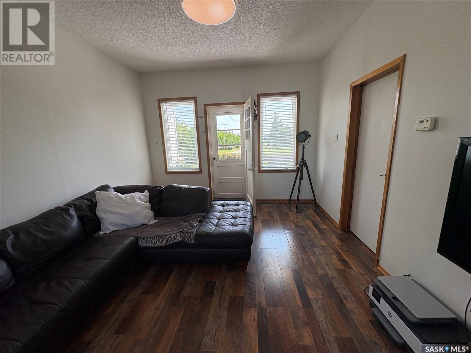 108 Warren Road, Kelliher, SK - Indoor Photo Showing Living Room