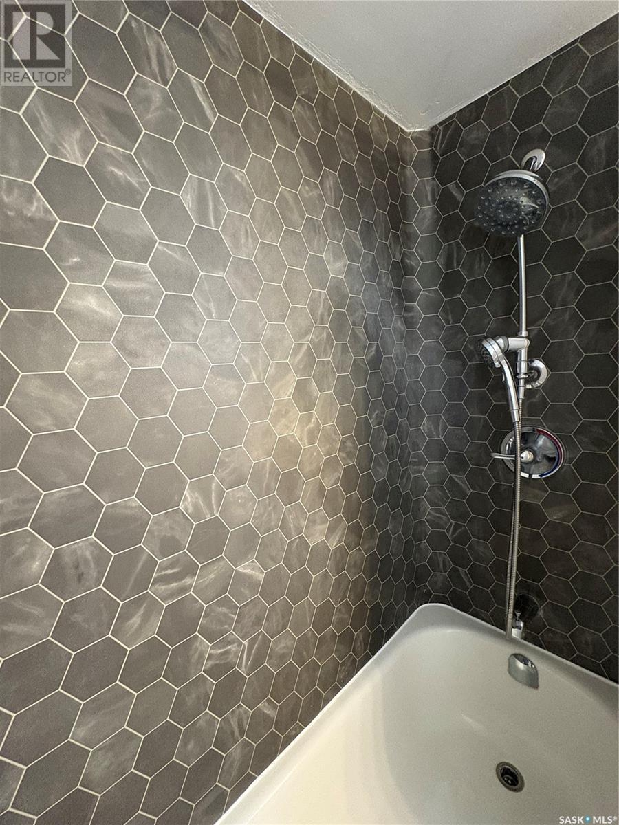 108 Warren Road, Kelliher, SK - Indoor Photo Showing Bathroom