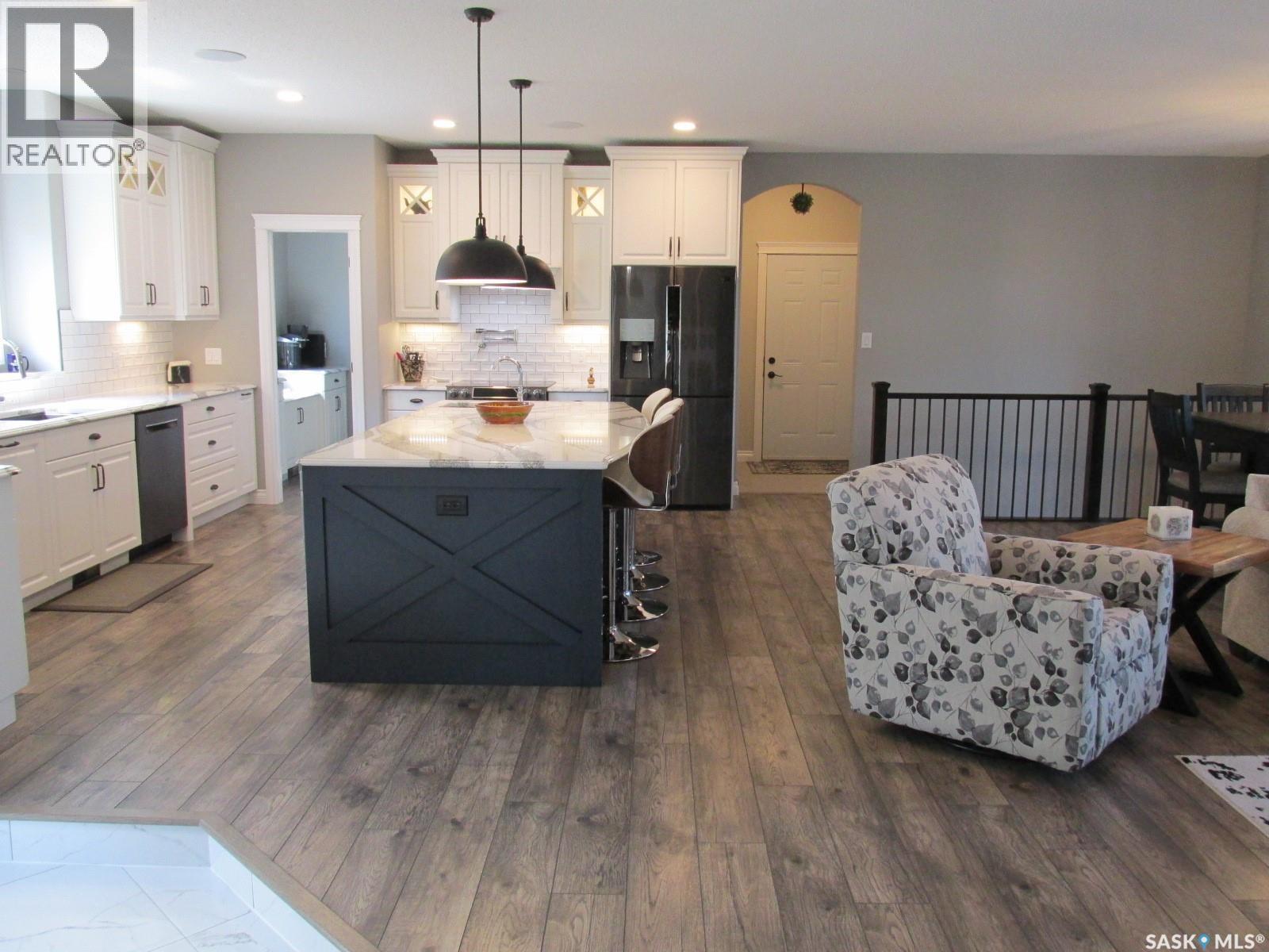 214 Hillside Drive, Tobin Lake, SK - Indoor Photo Showing Kitchen With Upgraded Kitchen