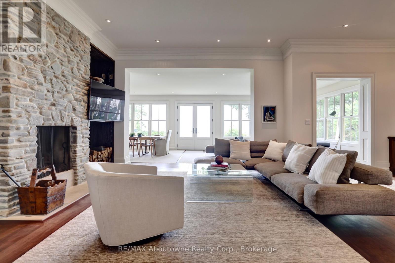 350 King Street, Oakville (Oo Old Oakville), ON - Indoor Photo Showing Living Room With Fireplace