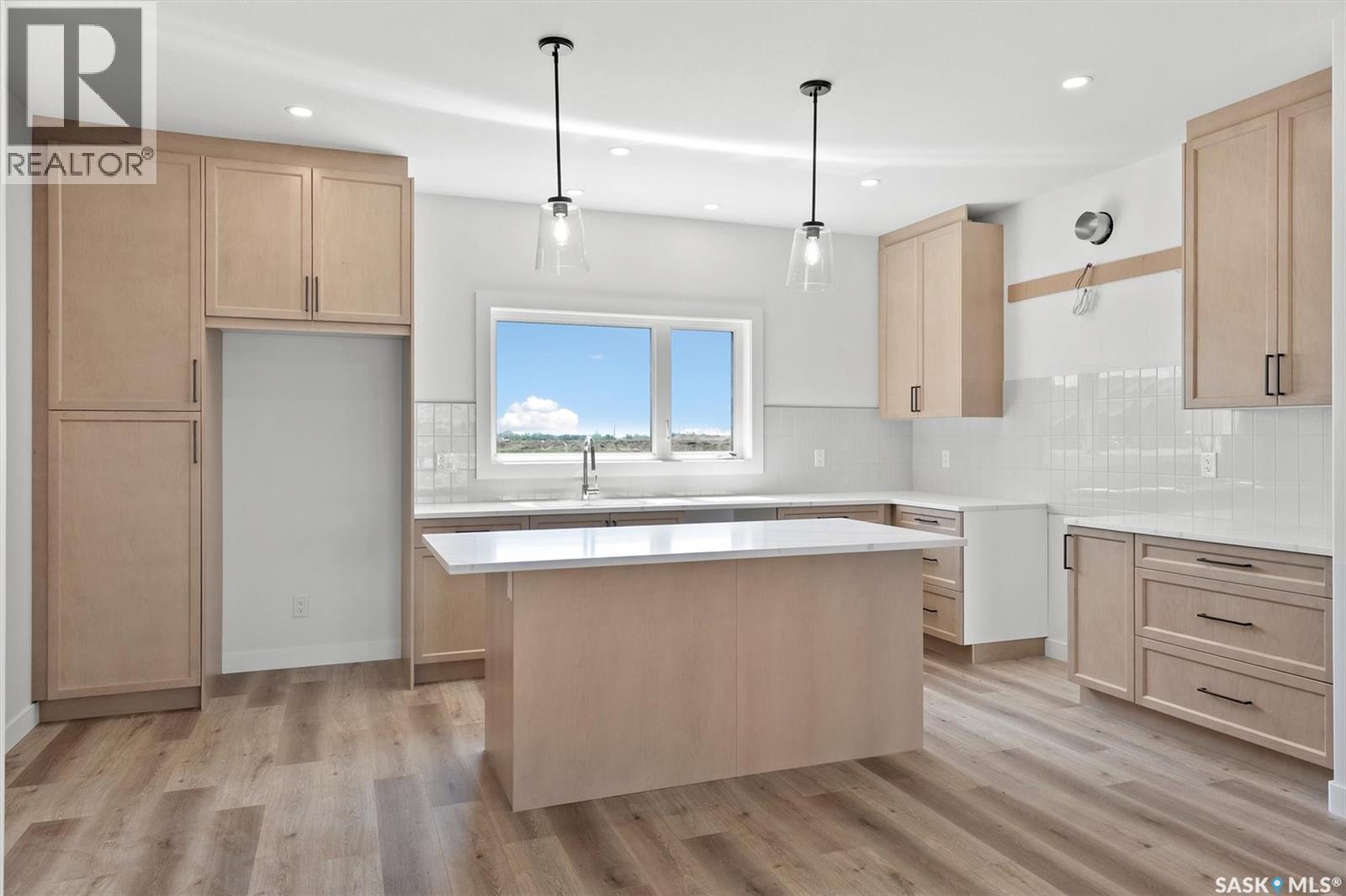 429 Eldorado Street, Warman, SK - Indoor Photo Showing Kitchen With Upgraded Kitchen