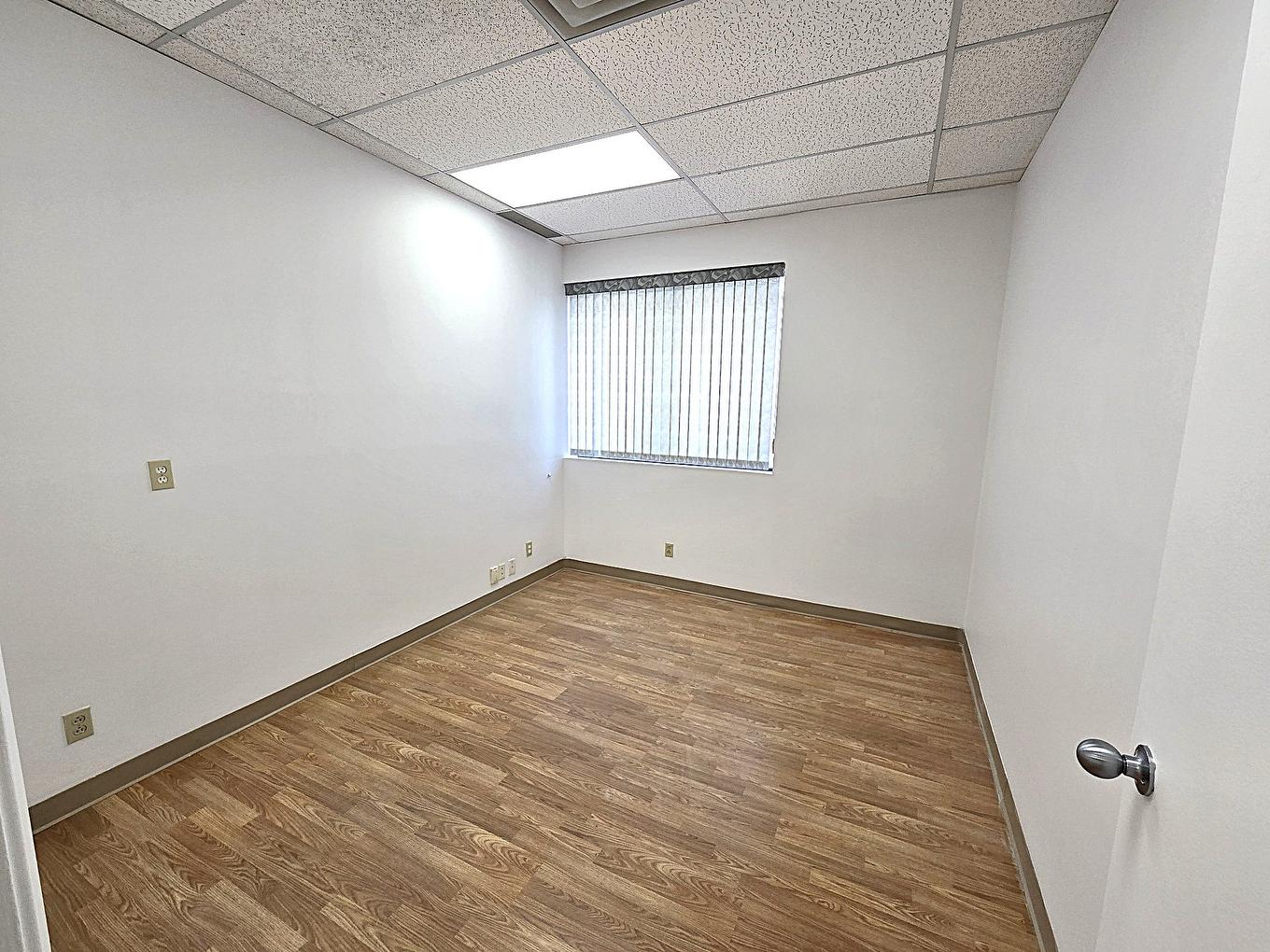 Office - 209-2292 Boul. Industriel, Laval (Chomedey), QC - Indoor Photo Showing Other Room