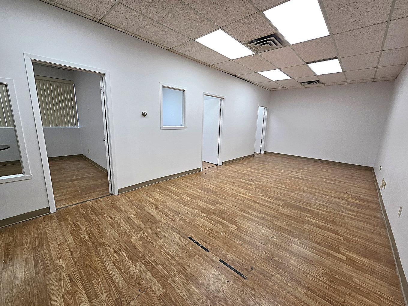 Office - 209-2292 Boul. Industriel, Laval (Chomedey), QC - Indoor