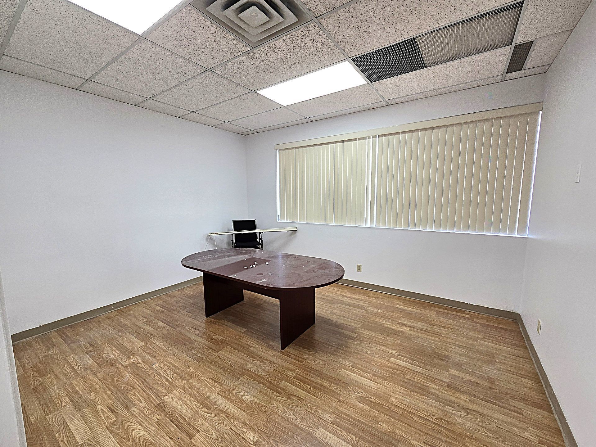 Office - 209-2292 Boul. Industriel, Laval (Chomedey), QC - Indoor