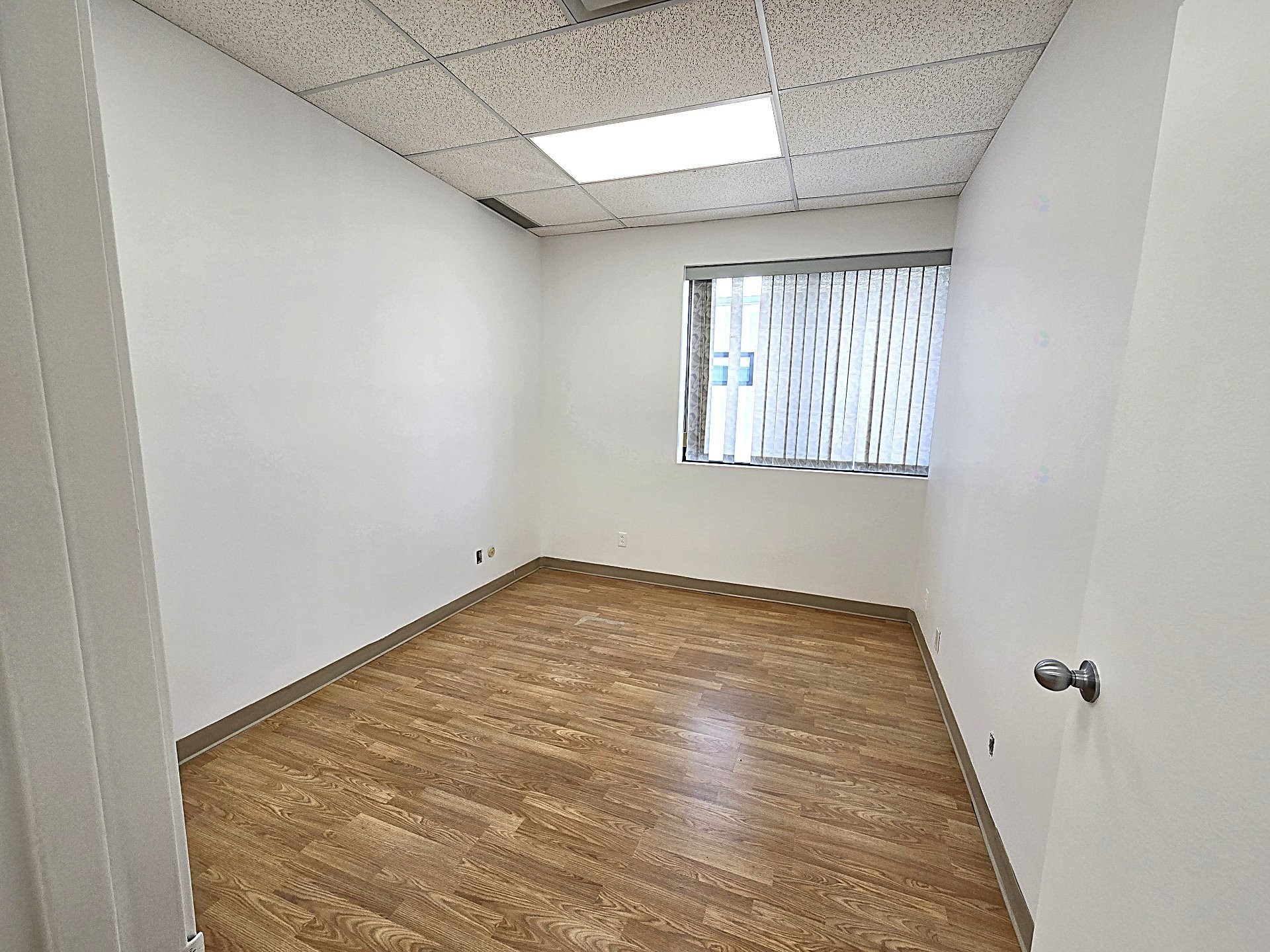 Office - 209-2292 Boul. Industriel, Laval (Chomedey), QC - Indoor Photo Showing Other Room