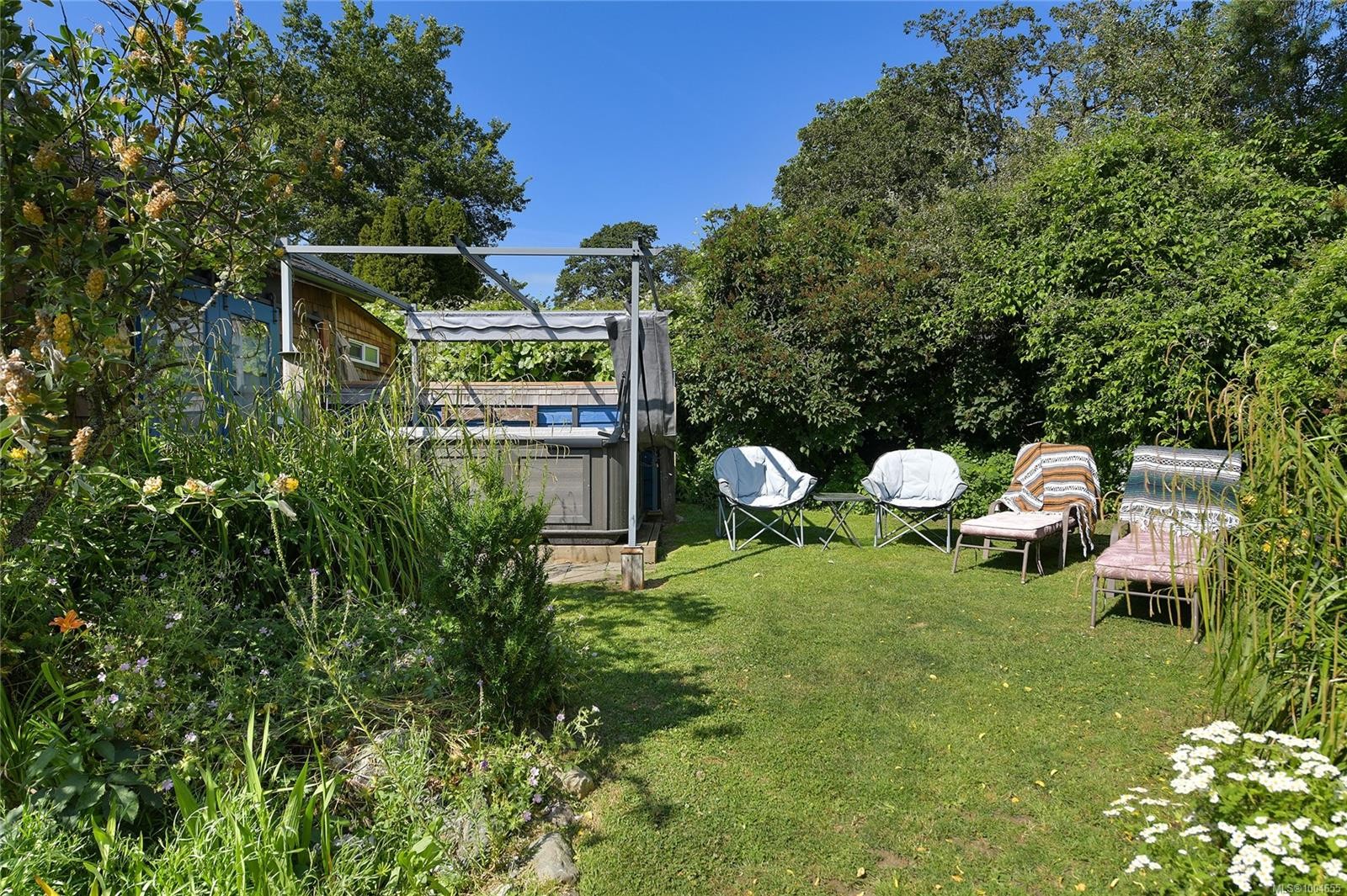 566 Gorge Rd West, Saanich, BC