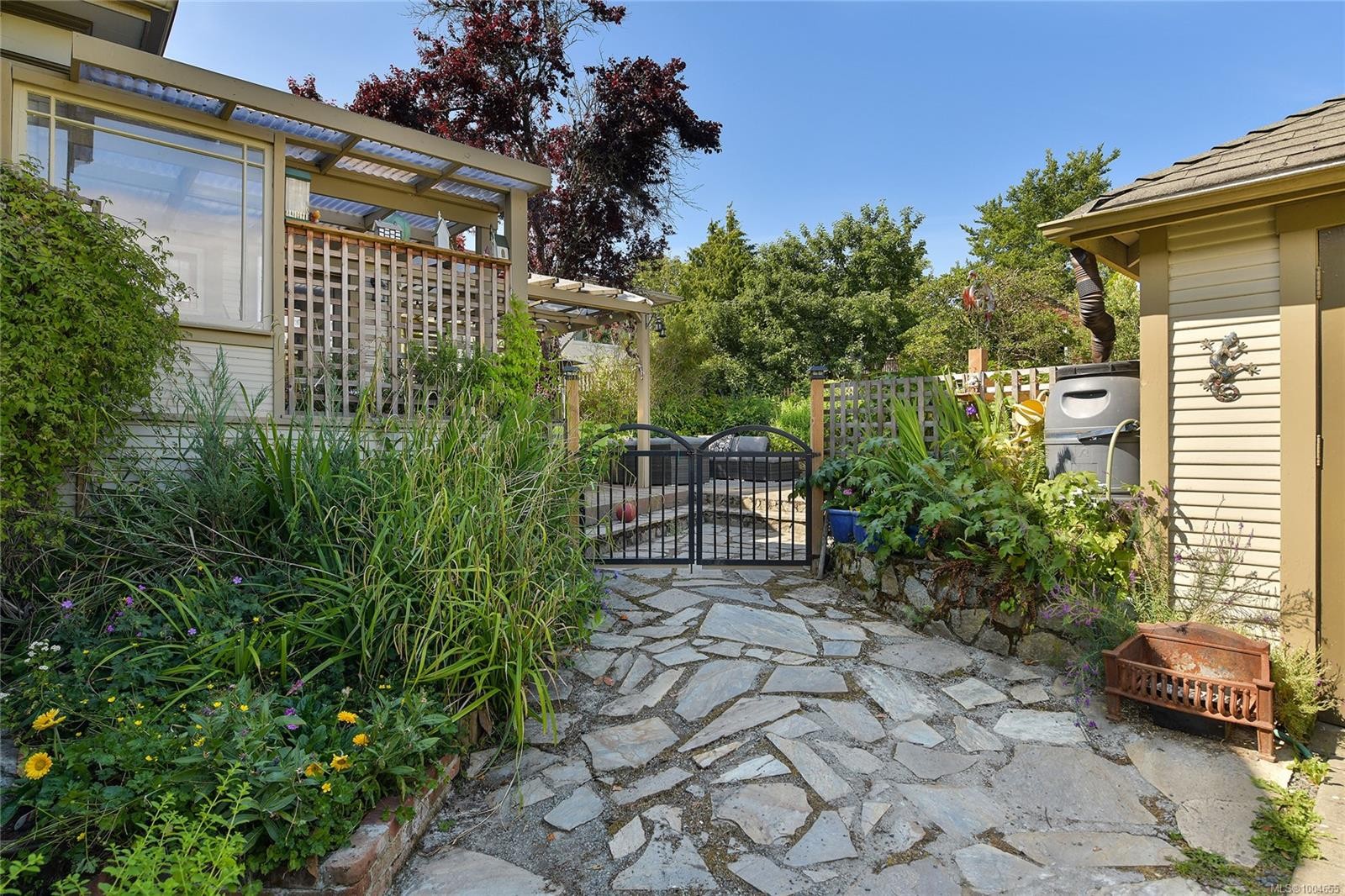 566 Gorge Rd West, Saanich, BC