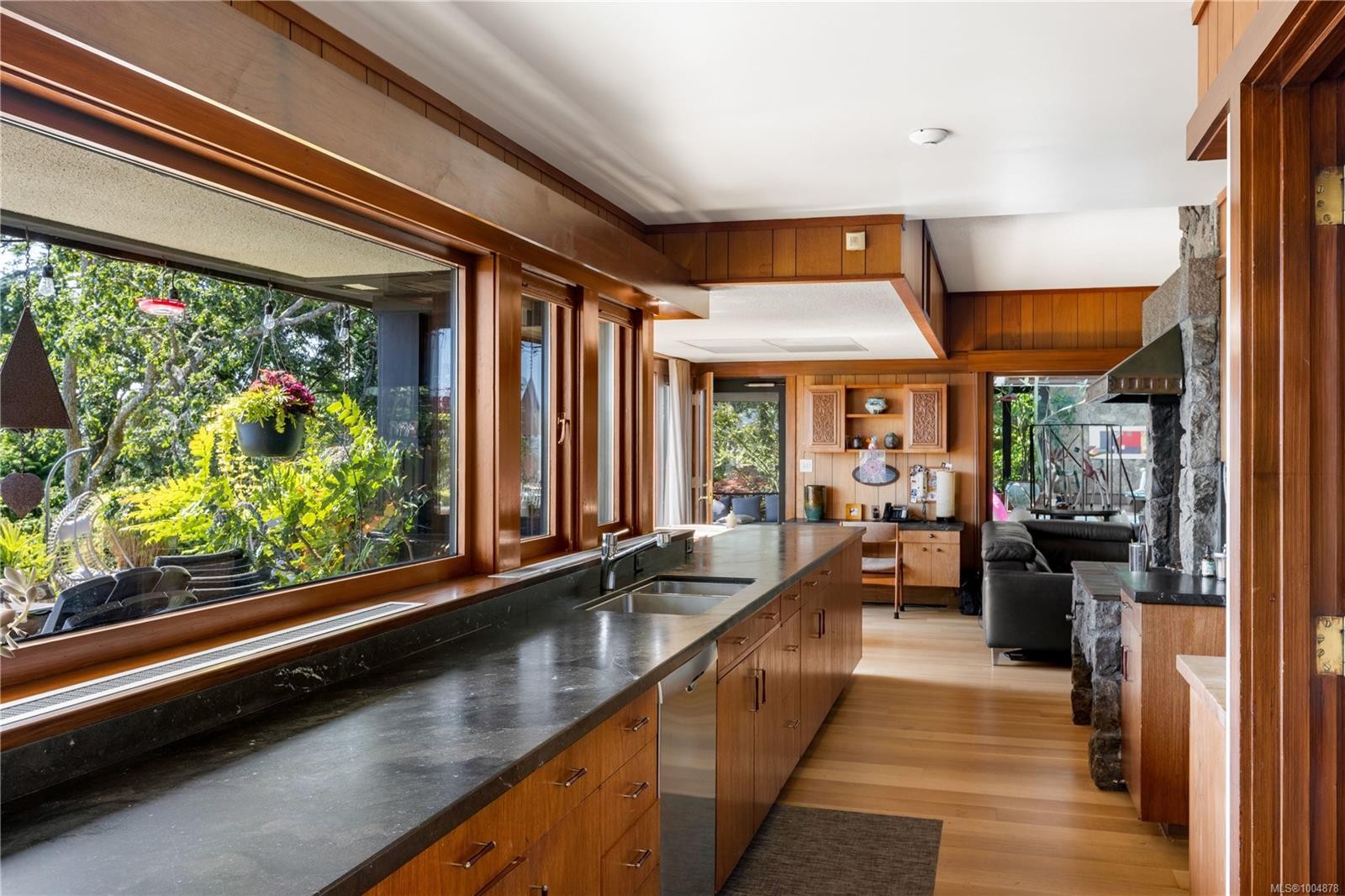 1996 Ferndale Rd, Saanich, BC