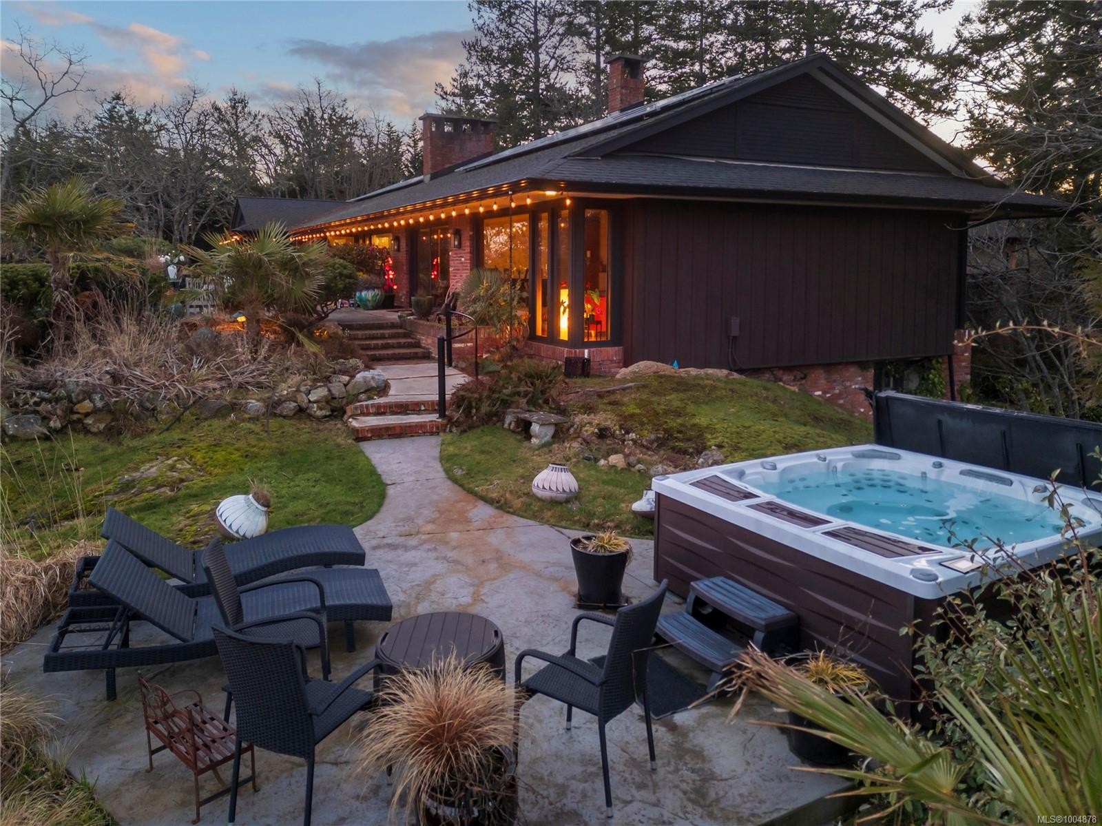 1996 Ferndale Rd, Saanich, BC