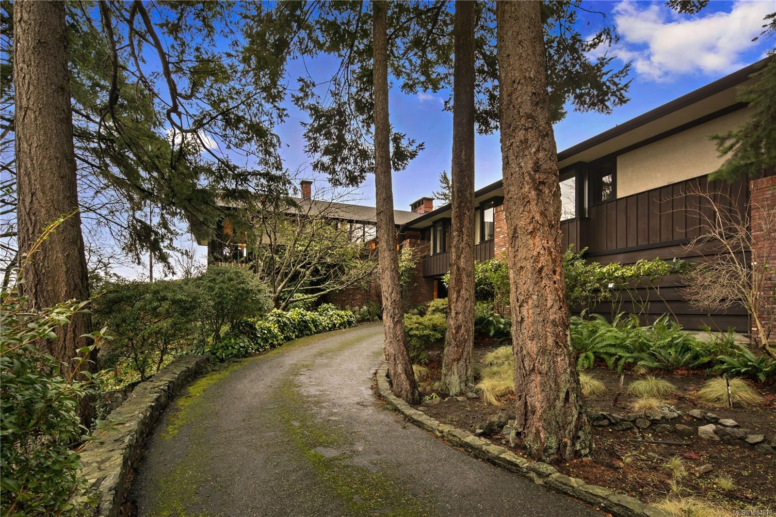 1996 Ferndale Rd, Saanich, BC