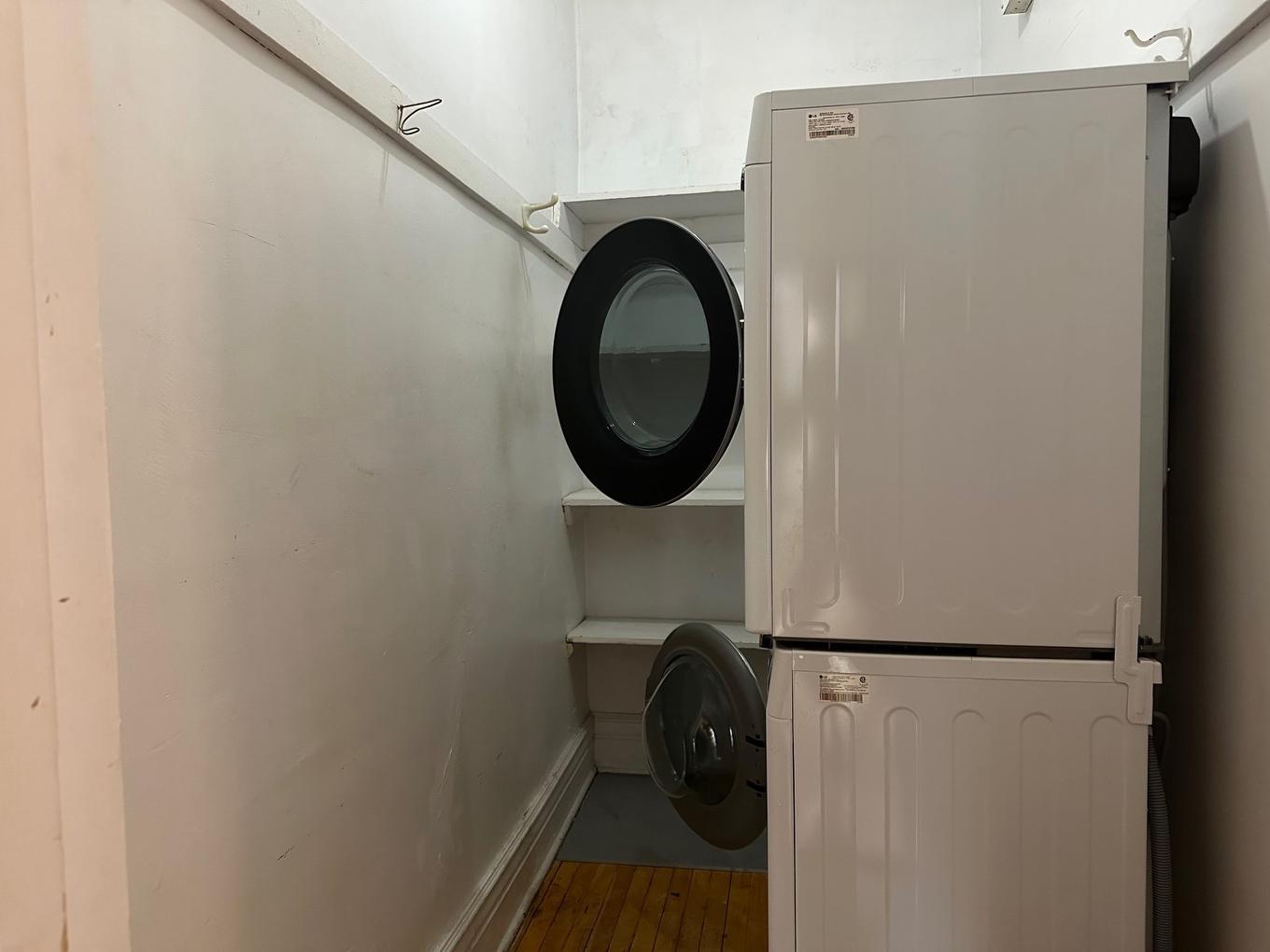 Salle de lavage - 2-388 Av. Olivier, Westmount, QC - Indoor Photo Showing Laundry Room
