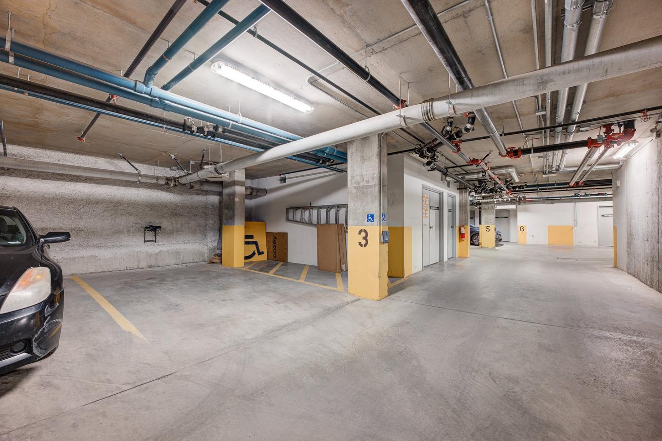 Garage - 107-738 Rue Bourget, Montréal (Le Sud-Ouest), QC - Indoor Photo Showing Garage