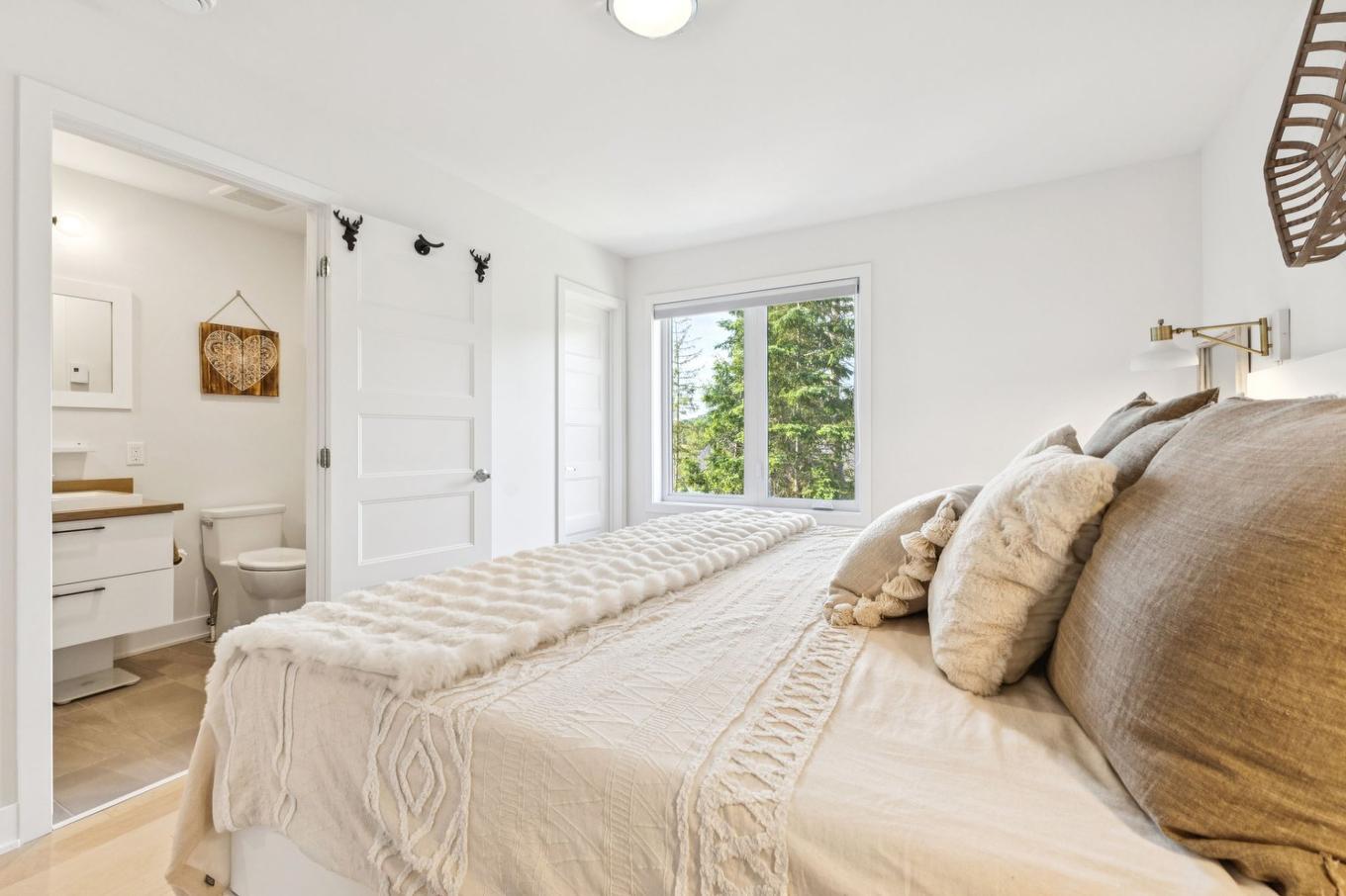 Chambre à coucher principale - 567 Rue Charlie-Forbell, Mont-Tremblant, QC - Indoor Photo Showing Bedroom