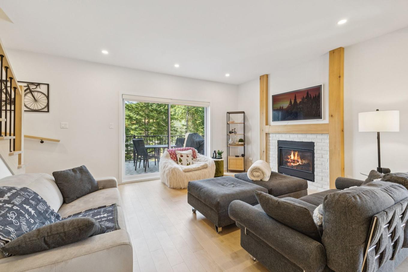 Salon - 567 Rue Charlie-Forbell, Mont-Tremblant, QC - Indoor Photo Showing Living Room With Fireplace