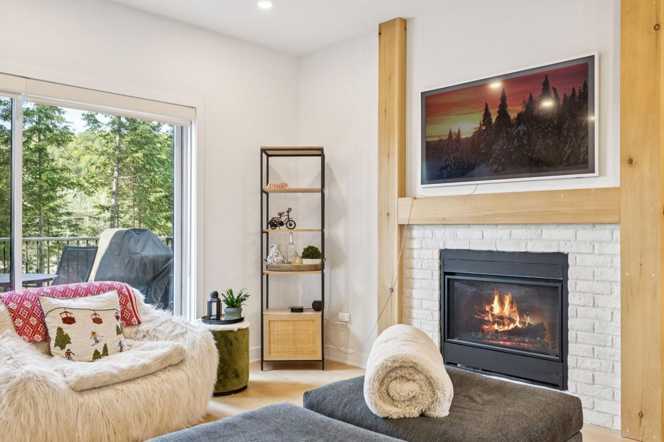 Salon - 567 Rue Charlie-Forbell, Mont-Tremblant, QC - Indoor Photo Showing Living Room With Fireplace