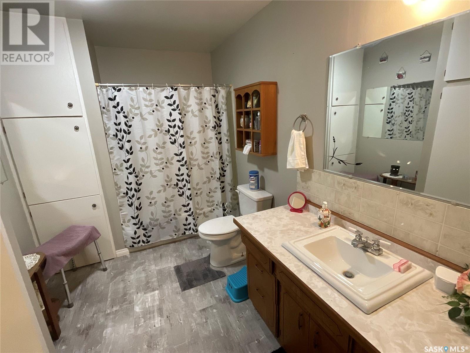 117 First Street E, Invergordon Rm No. 430, SK - Indoor Photo Showing Bathroom