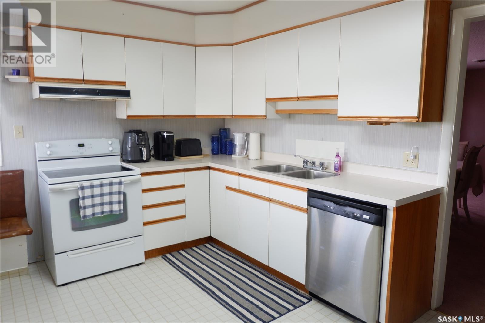 48 2Nd Avenue E, Lafleche, SK - Indoor Photo Showing Kitchen With Double Sink