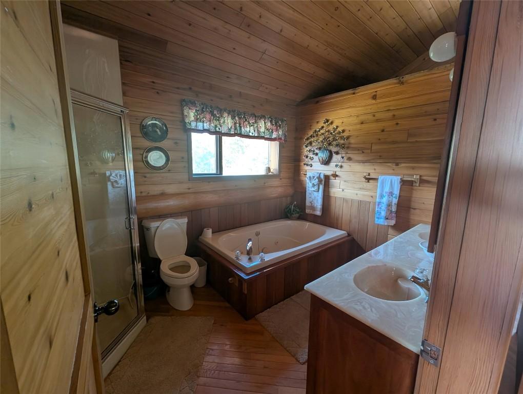 1361 Horning Road, Seymour Arm, BC - Indoor Photo Showing Bathroom