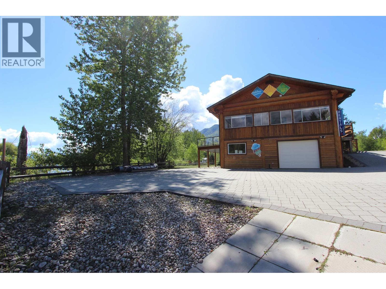 16 Osprey Lane, Lee Creek, BC