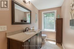 Ensuite bath to primary bedroom -