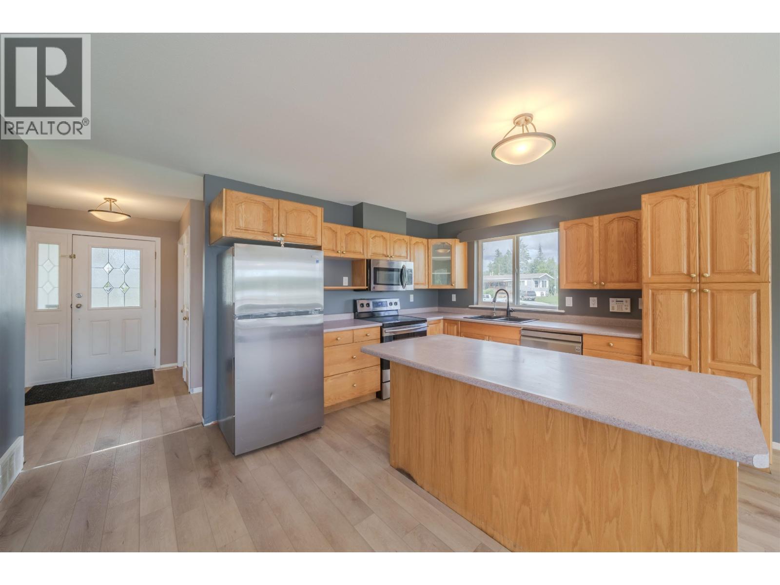 5526 Lakeside Court, 103 Mile House, BC - Indoor Photo Showing Kitchen