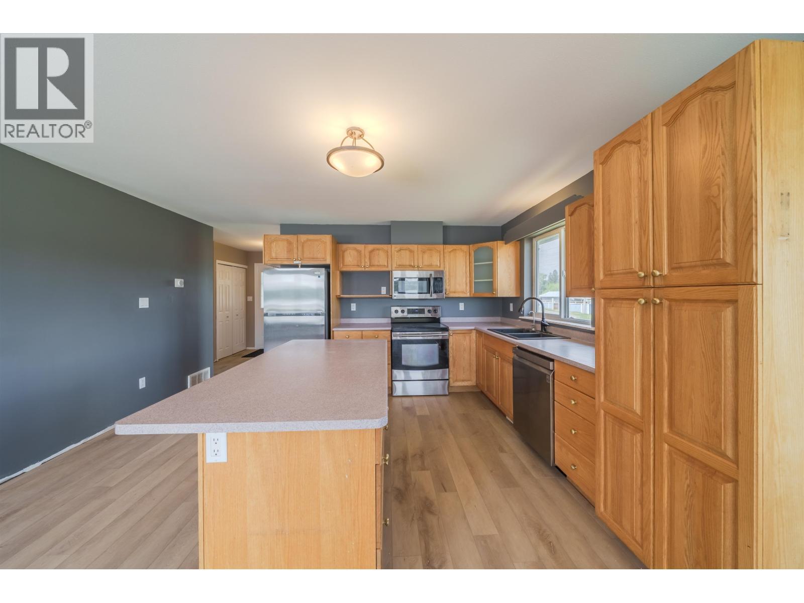 5526 Lakeside Court, 103 Mile House, BC - Indoor Photo Showing Kitchen