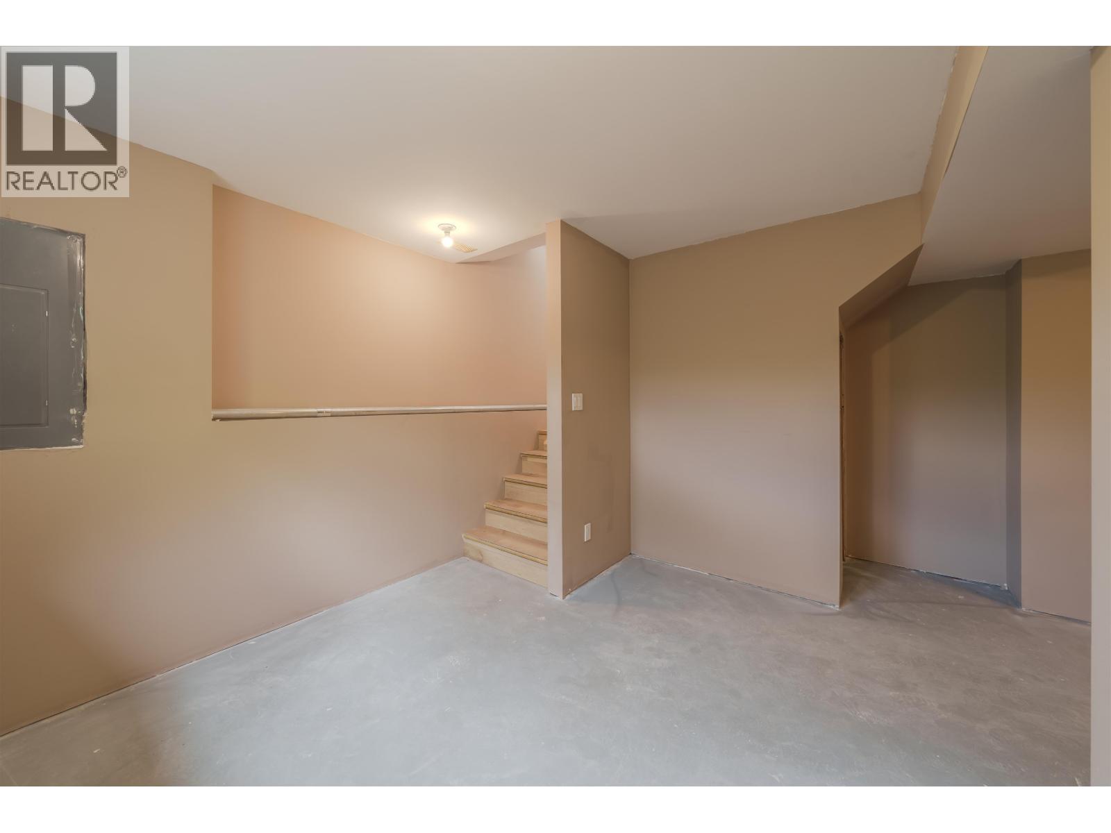 5526 Lakeside Court, 103 Mile House, BC - Indoor Photo Showing Other Room