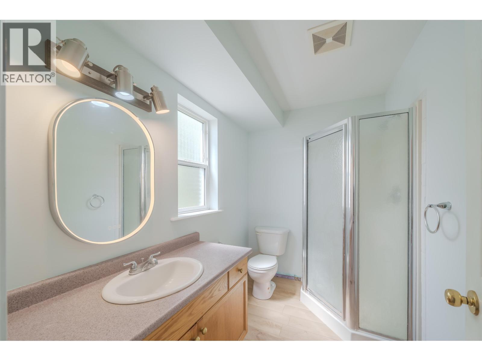 5526 Lakeside Court, 103 Mile House, BC - Indoor Photo Showing Bathroom
