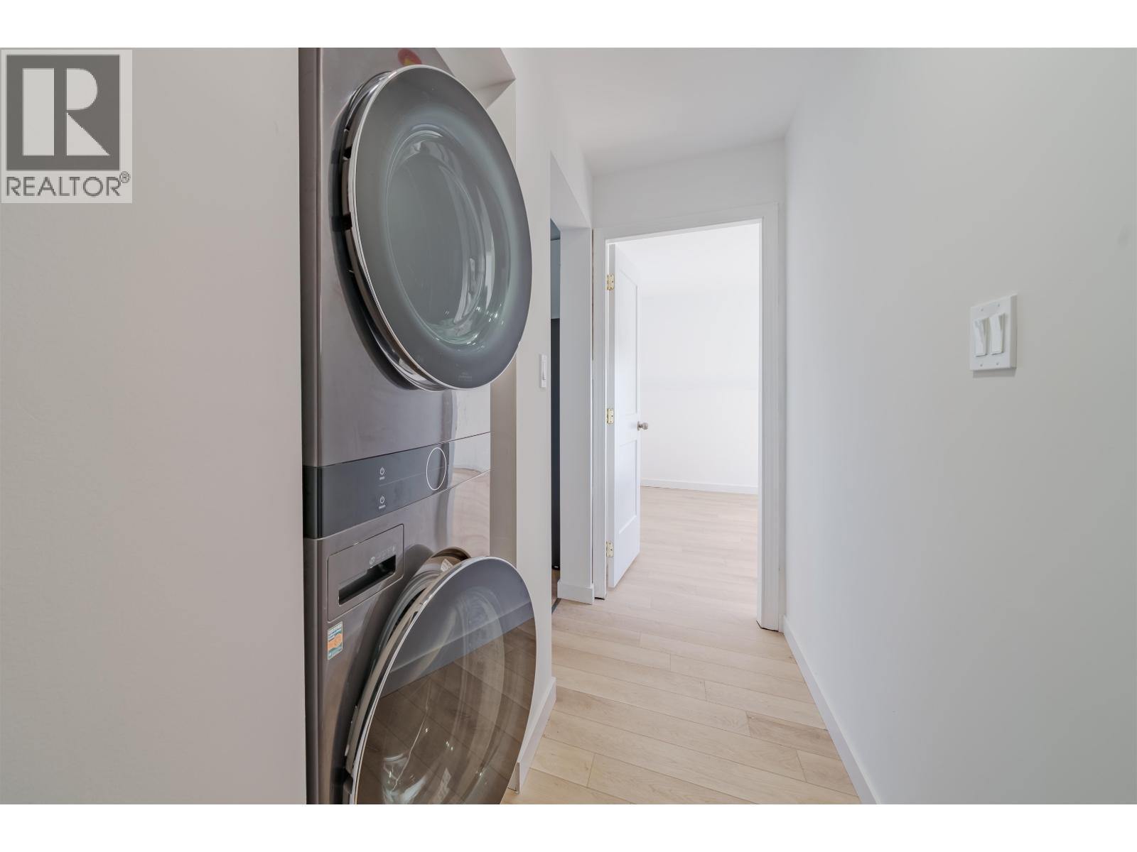 5526 Lakeside Court, 103 Mile House, BC - Indoor Photo Showing Laundry Room
