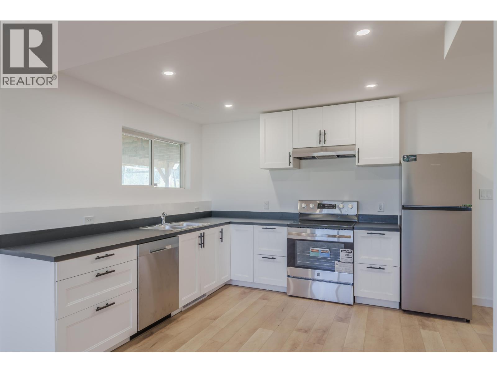 5526 Lakeside Court, 103 Mile House, BC - Indoor Photo Showing Kitchen