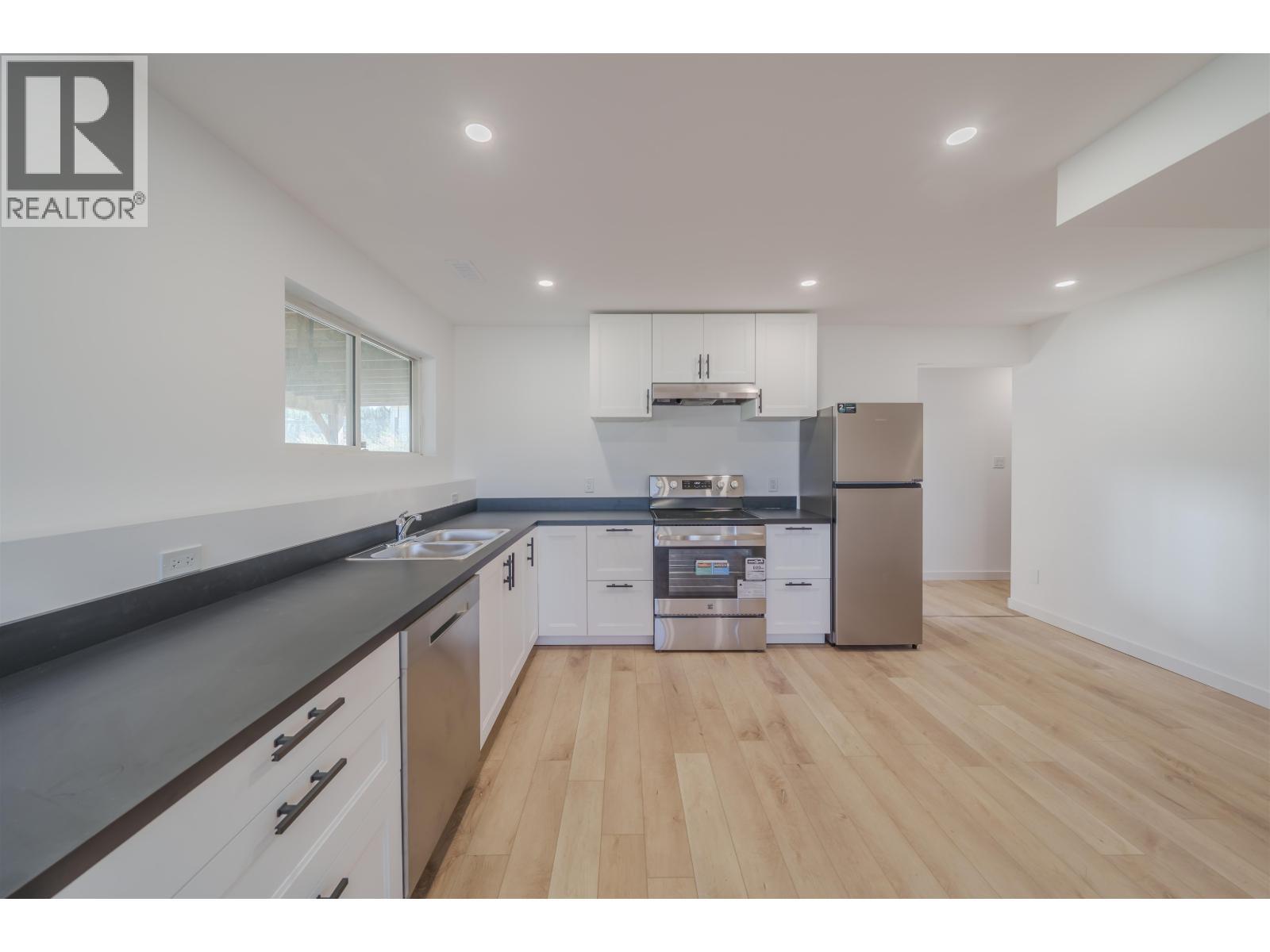 5526 Lakeside Court, 103 Mile House, BC - Indoor Photo Showing Kitchen