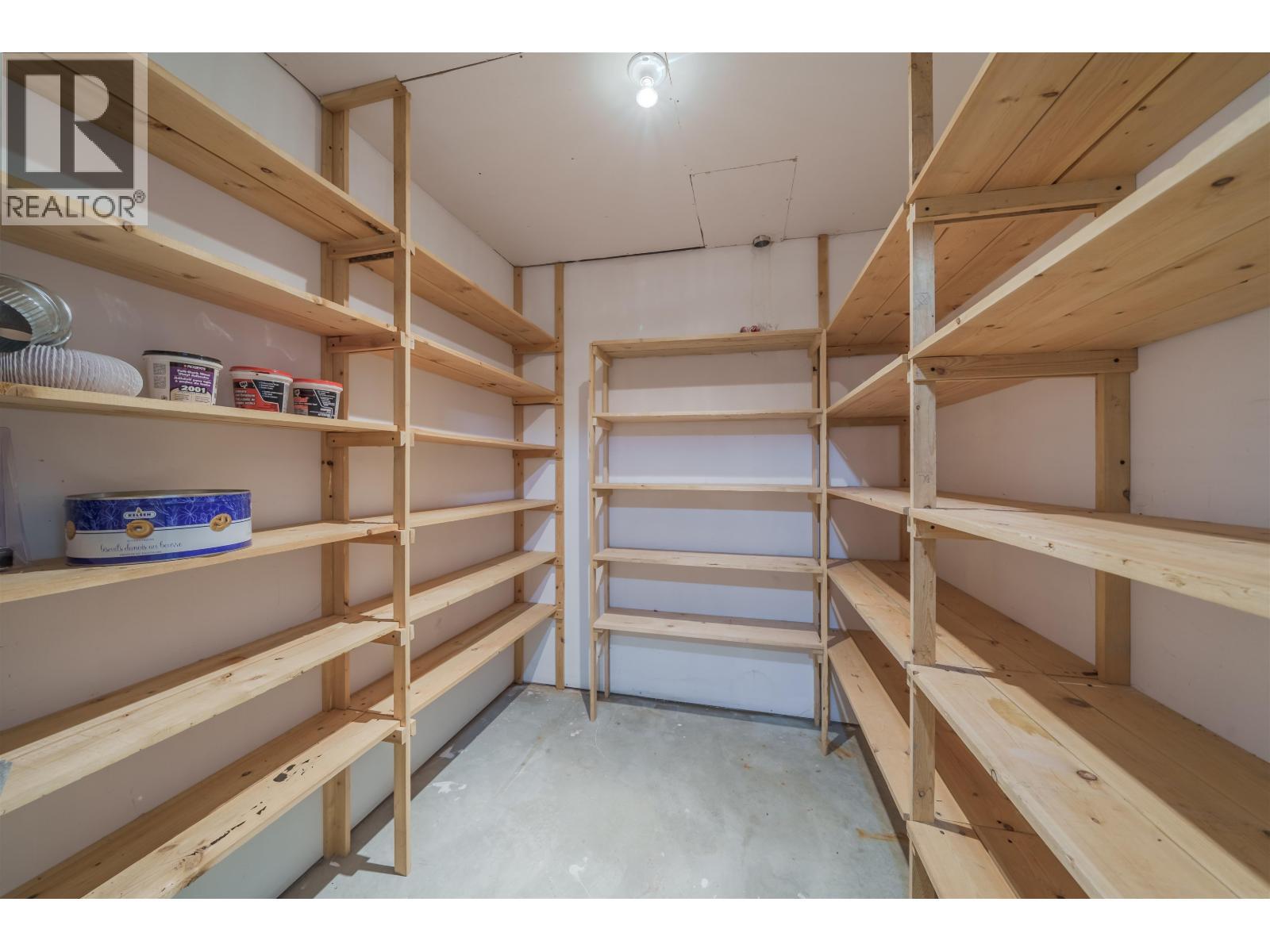 5526 Lakeside Court, 103 Mile House, BC - Indoor Photo Showing Garage