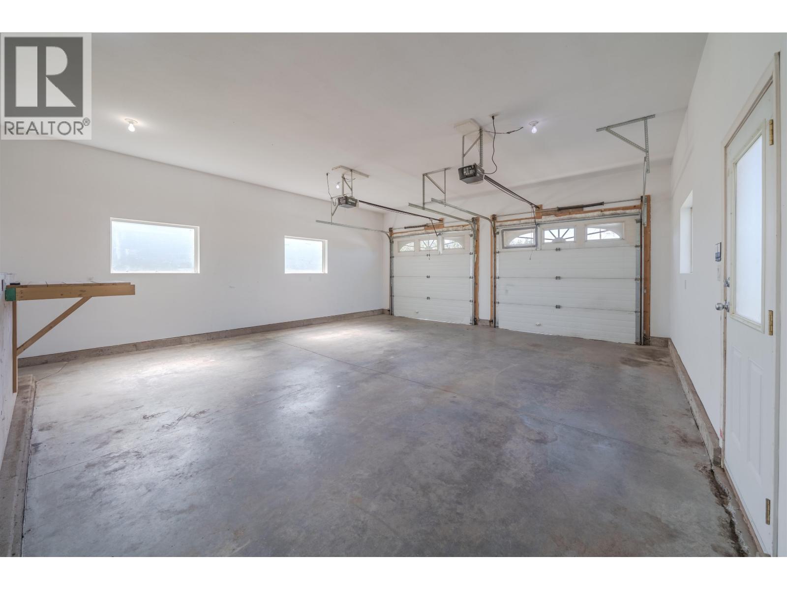 5526 Lakeside Court, 103 Mile House, BC - Indoor Photo Showing Garage