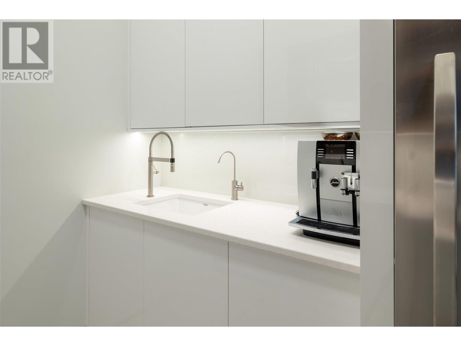 2469 Thacker Drive, West Kelowna, BC - Indoor Photo Showing Kitchen