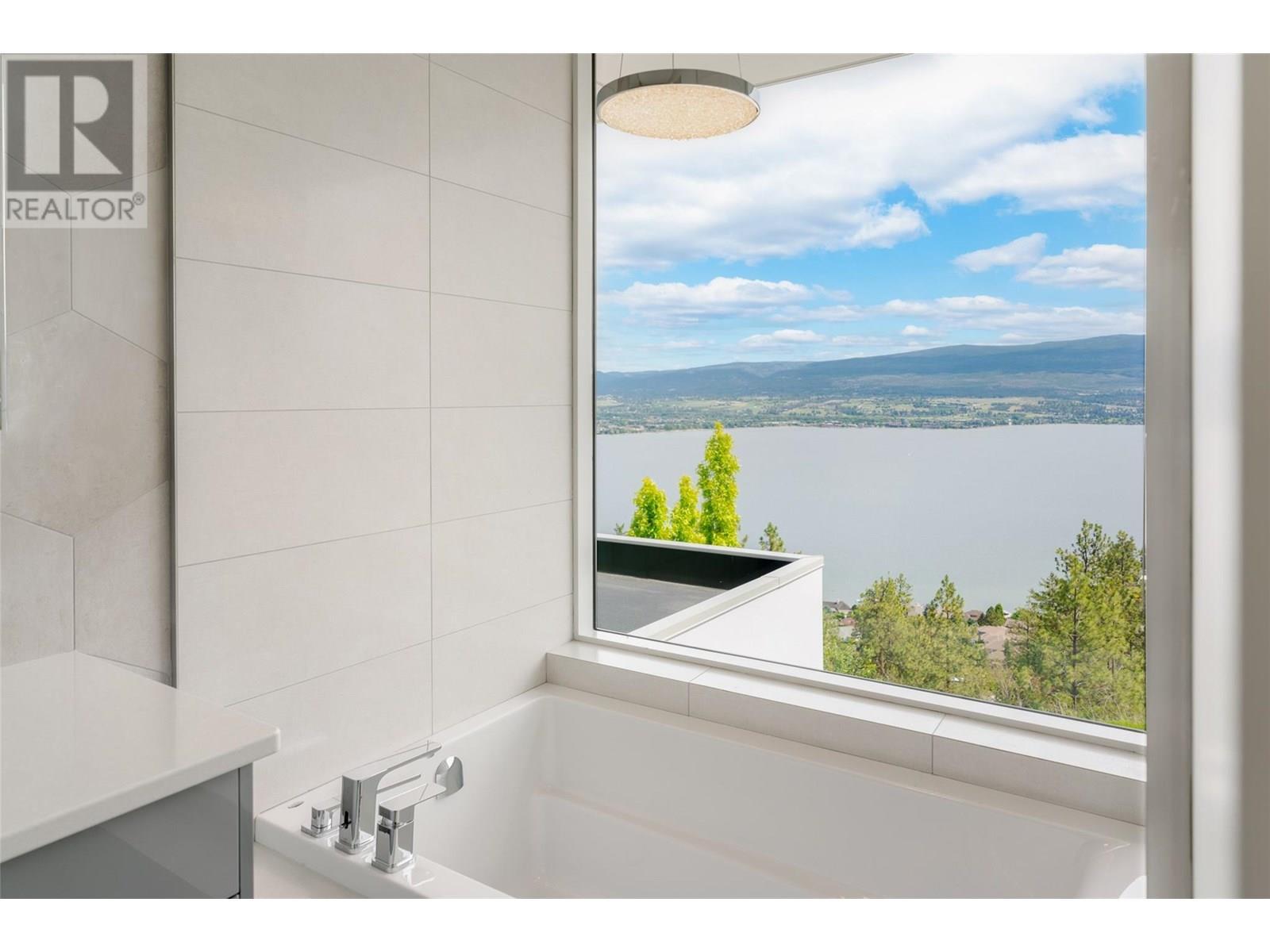 2469 Thacker Drive, West Kelowna, BC - Indoor Photo Showing Bathroom
