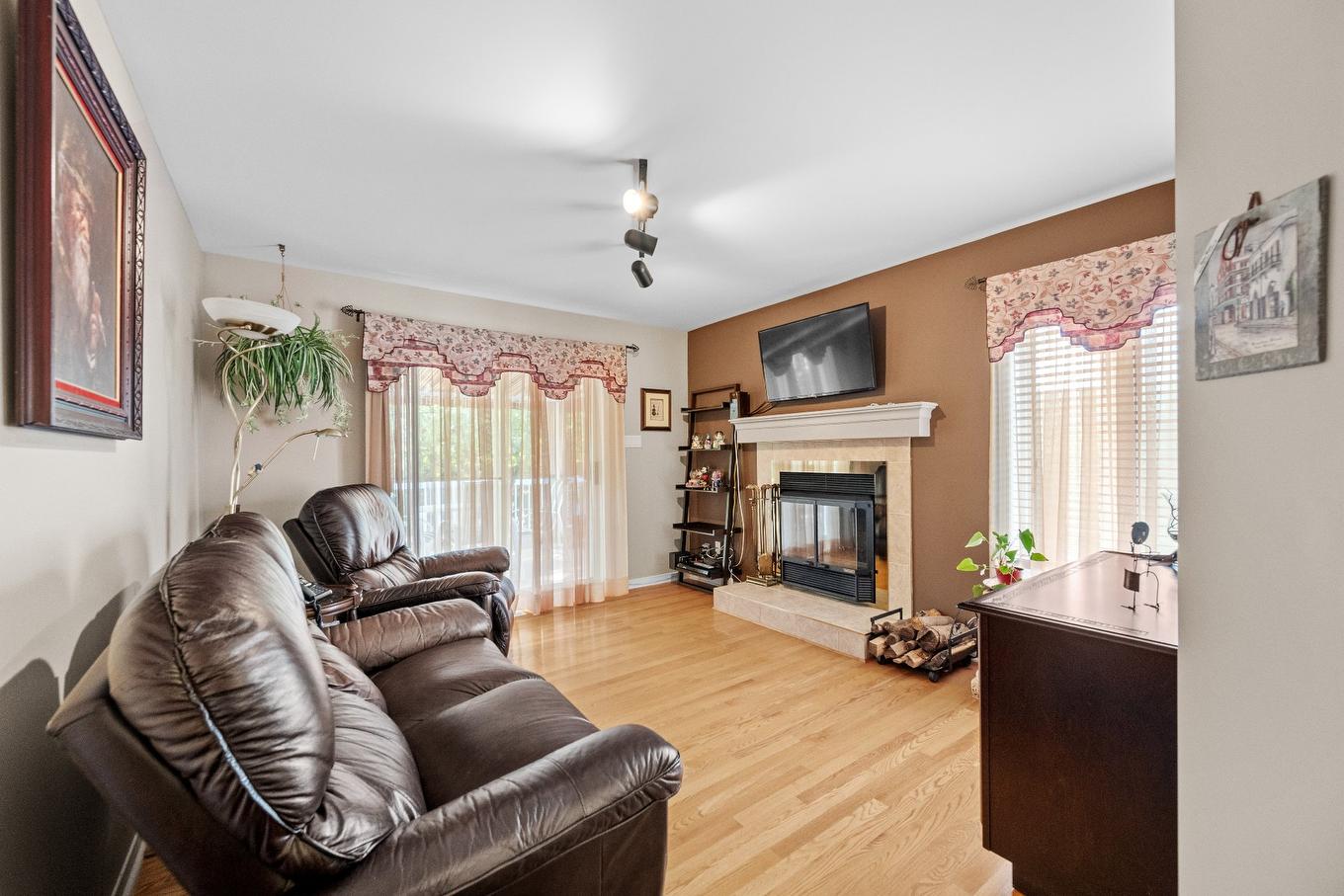 Den - 325 Rue Gouin, Saint-Bruno-De-Montarville, QC - Indoor Photo Showing Living Room With Fireplace