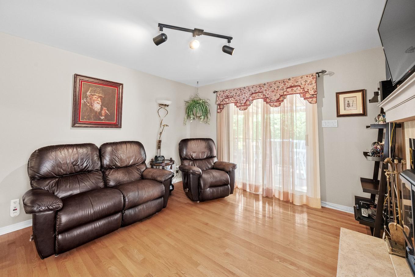 Den - 325 Rue Gouin, Saint-Bruno-De-Montarville, QC - Indoor Photo Showing Living Room