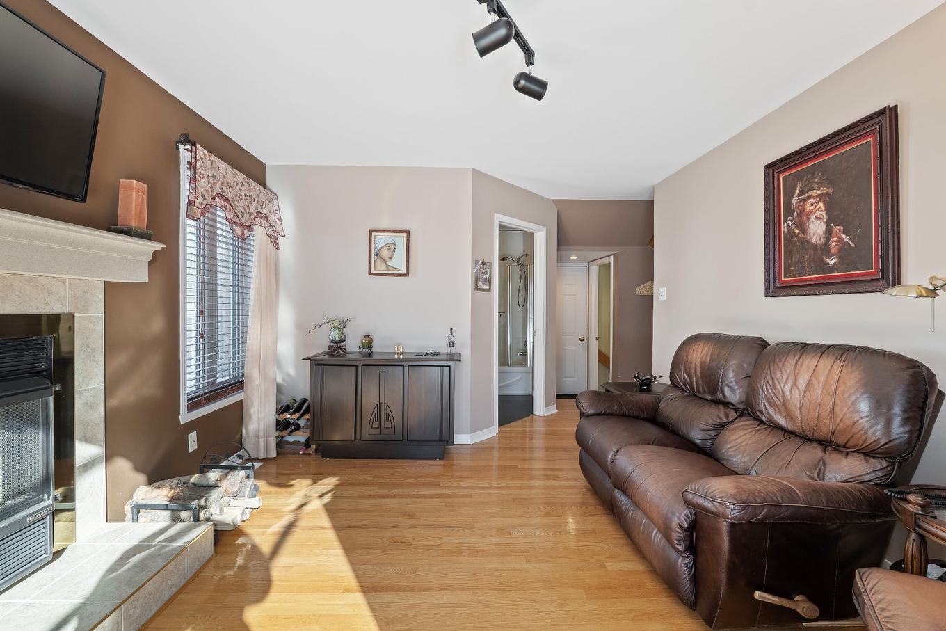 Den - 325 Rue Gouin, Saint-Bruno-De-Montarville, QC - Indoor Photo Showing Living Room With Fireplace