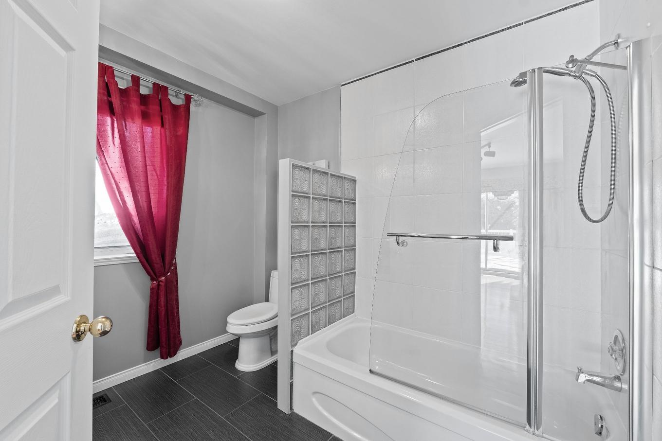 Bathroom - 325 Rue Gouin, Saint-Bruno-De-Montarville, QC - Indoor Photo Showing Bathroom