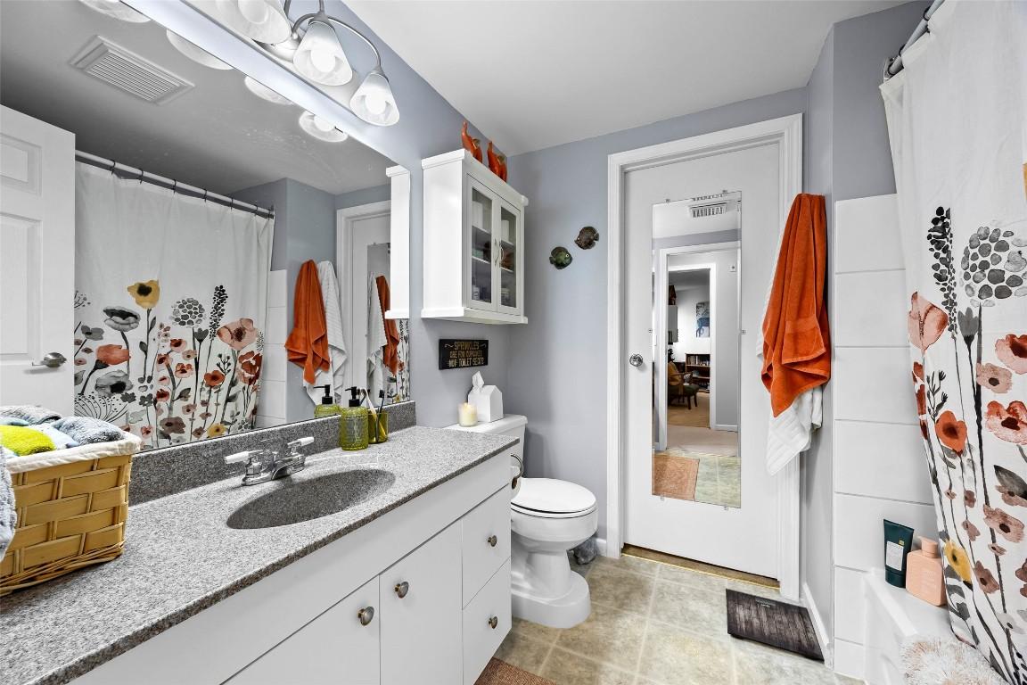 3-1089 Mcmurdo Drive, Kamloops, BC - Indoor Photo Showing Bathroom