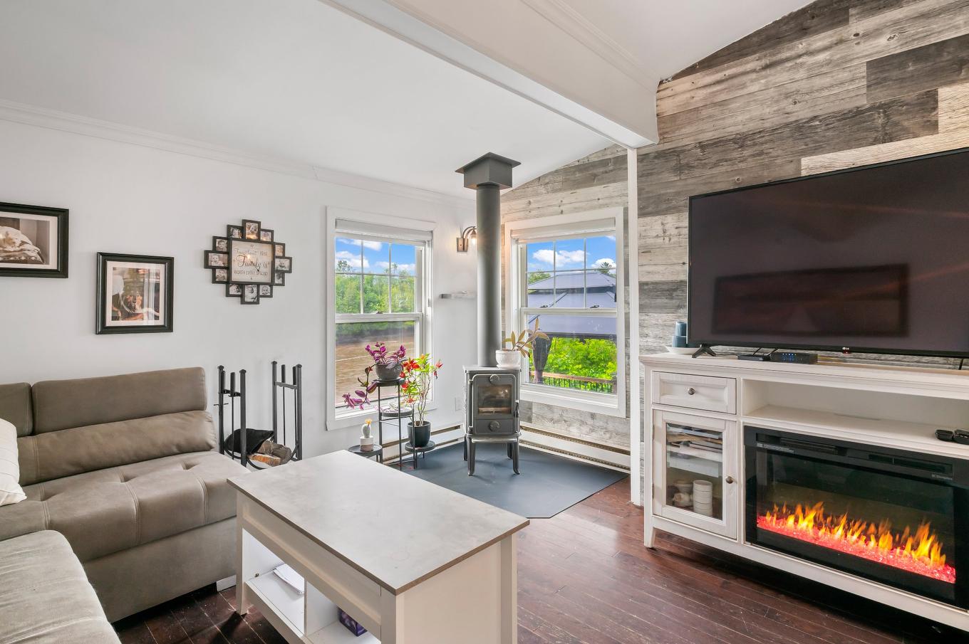 Salon - 3620 Côte De Terrebonne, Terrebonne (Terrebonne), QC - Indoor Photo Showing Living Room With Fireplace