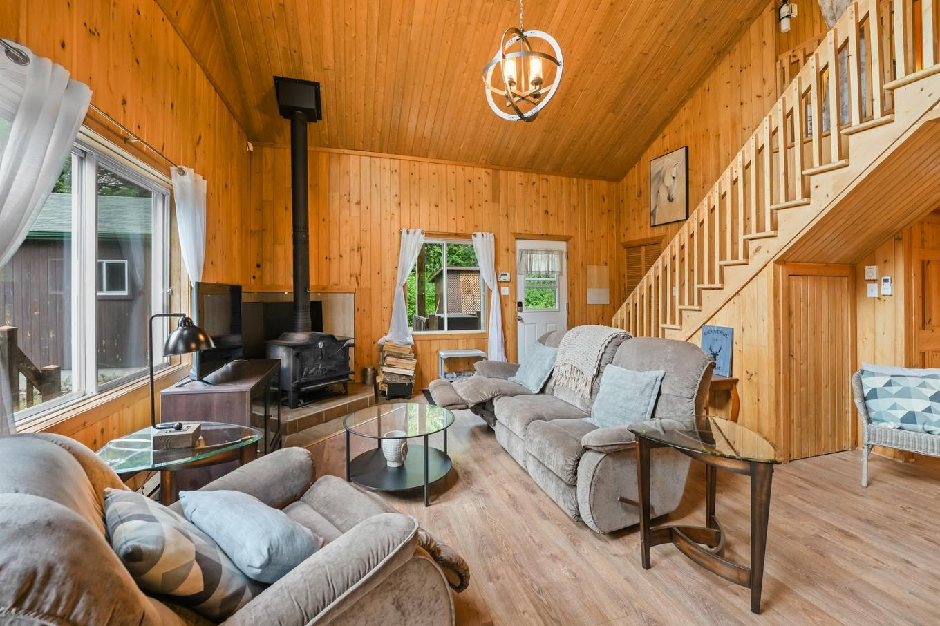 Salon - 1820 Rue Du Cerf, Chertsey, QC - Indoor Photo Showing Living Room