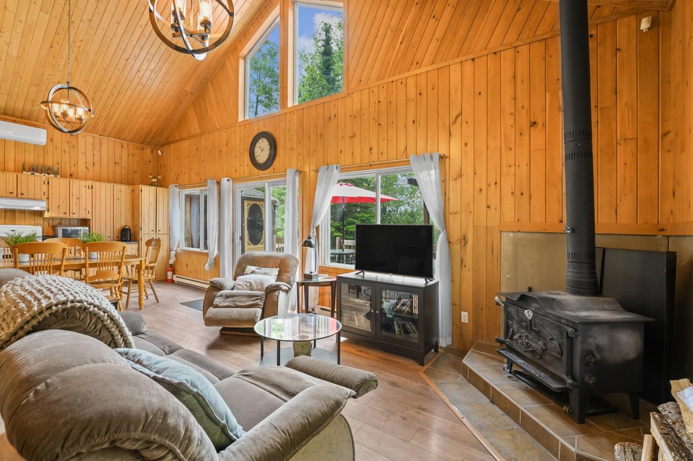 Salon - 1820 Rue Du Cerf, Chertsey, QC - Indoor Photo Showing Living Room