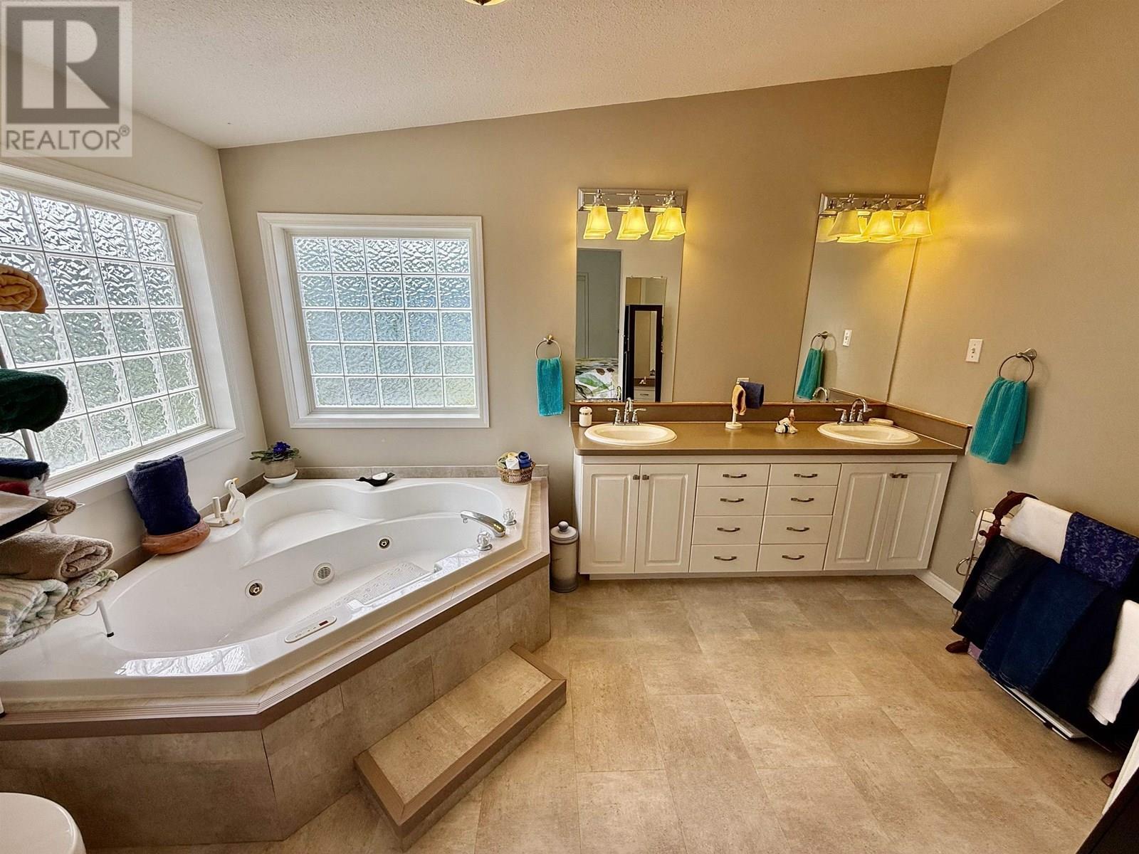 5307 Canim Hendrix Lake Road, 100 Mile House, BC - Indoor Photo Showing Bathroom